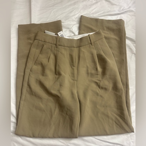 NWT - Aritzia Effortless Pant - Crepette - Tan Khaki - Size 6 (77775) - Picture 4 of 4